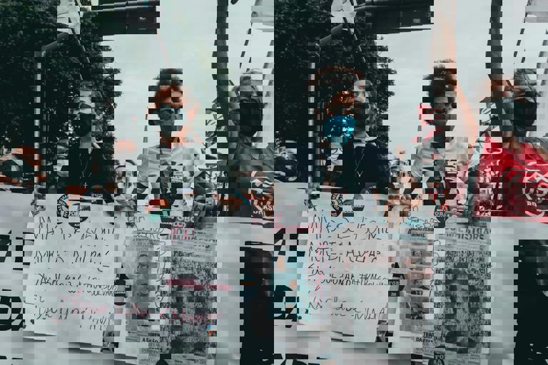 Miles se manifiestan contra la privatización parcial del sistema sanitario